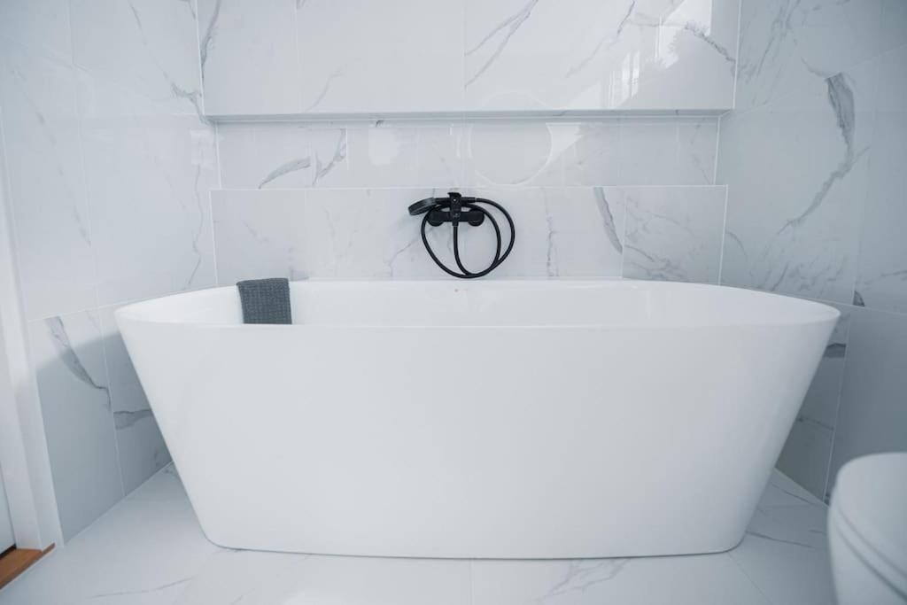 New Luxury 3Br Apartment In Old Town, Free Parking Haapsalu Ngoại thất bức ảnh